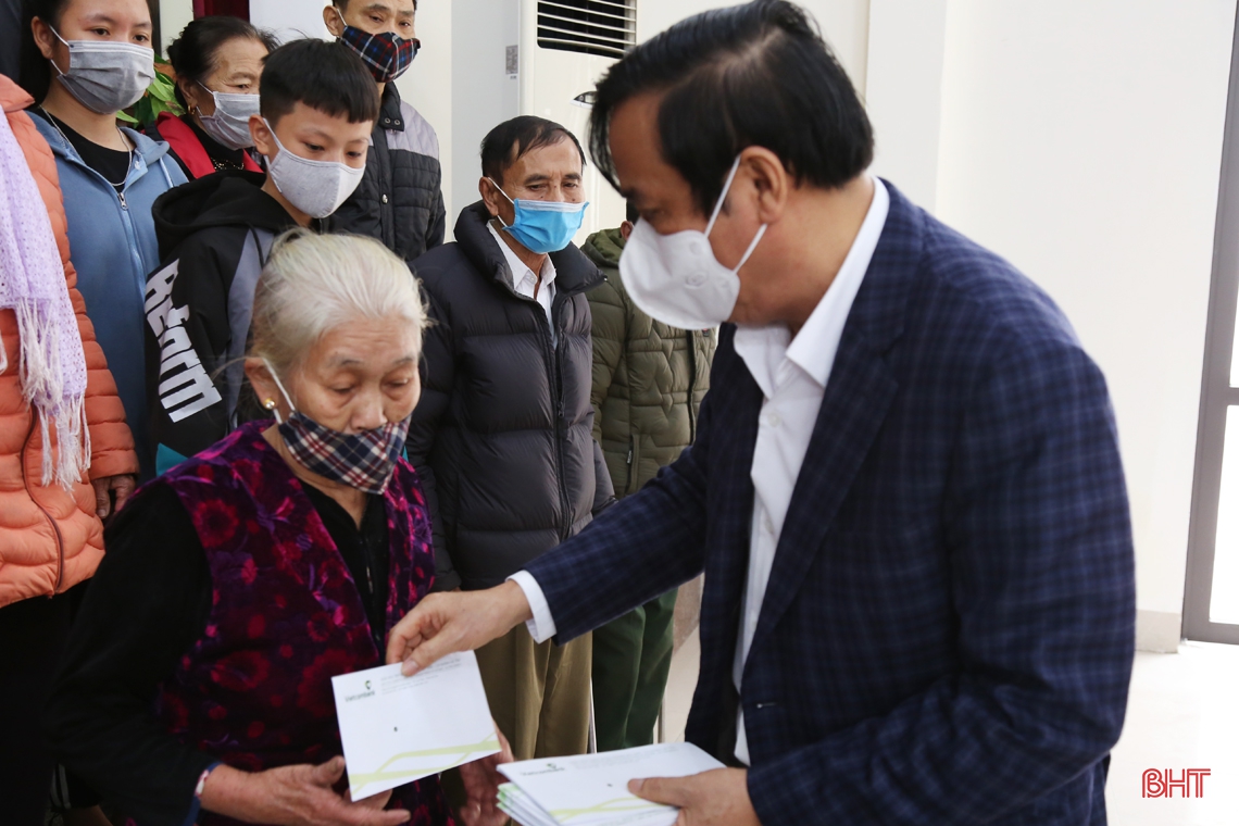 Phó Trưởng ban Thường trực Ban Tổ chức Trung ương trao quà tết tại Hà Tĩnh