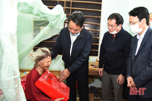Lãnh đạo Hà Tĩnh tặng quà tết cho người có công, gia đình chính sách ở các địa phương