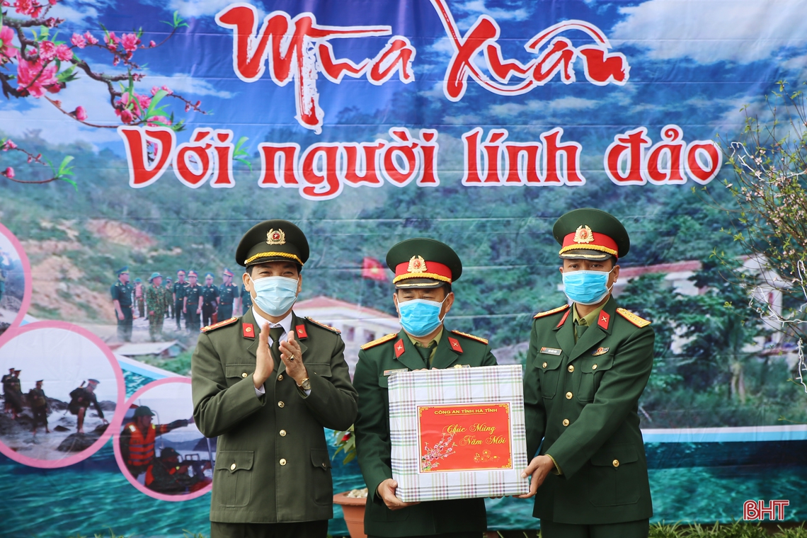 Bí thư Tỉnh ủy Hà Tĩnh kiểm tra công tác sẵn sàng chiến đấu và chúc tết tại đảo Sơn Dương