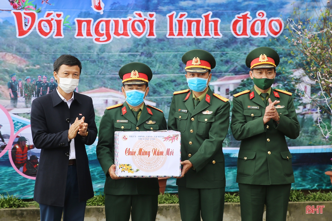 Bí thư Tỉnh ủy Hà Tĩnh kiểm tra công tác sẵn sàng chiến đấu và chúc tết tại đảo Sơn Dương