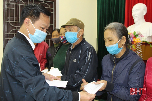 Ban Tổ chức Trung ương tặng 100 suất quà cho gia đình chính sách, hộ nghèo ở Vũ Quang