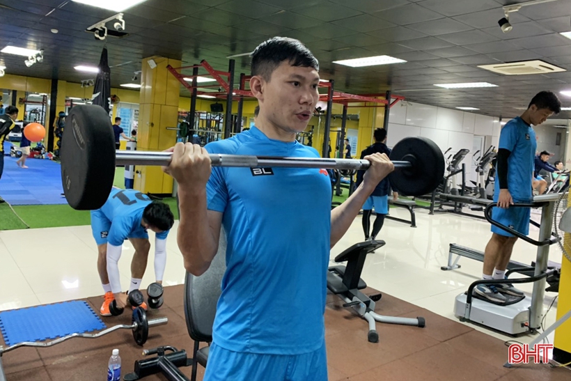 Cầu thủ Hải Phòng tập gym trước trận gặp Hồng Lĩnh Hà Tĩnh