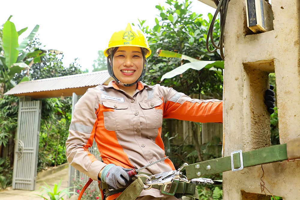 Nữ công nhân ngành điện Hà Tĩnh gần 20 năm “bám lưới” vùng biên