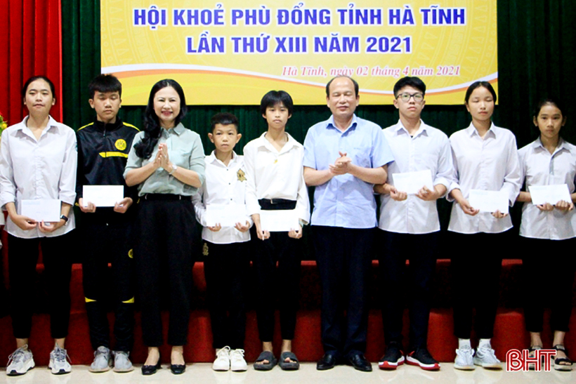 Trao thưởng 8 đơn vị và 18 VĐV xuất sắc tại Hội khỏe Phù Đổng Hà Tĩnh lần thứ XIII