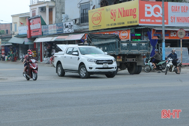 Hà Tĩnh: Đèn tín hiệu giao thông chập chờn, người dân đi lại khó khăn 