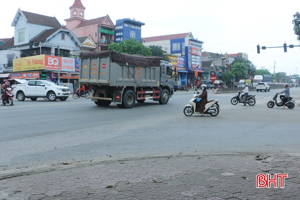 Hà Tĩnh: Đèn tín hiệu giao thông chập chờn, người dân đi lại khó khăn 