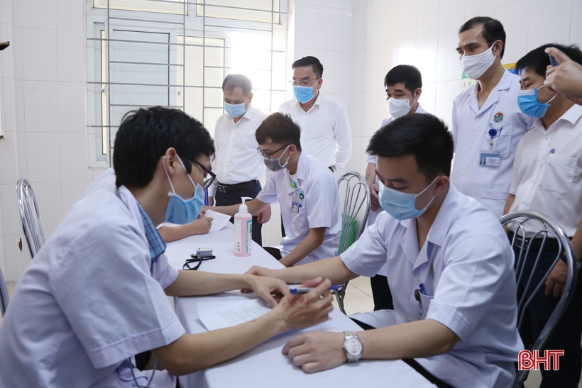 Cận cảnh những mũi tiêm vắc-xin phòng Covid-19 đầu tiên ở Hà Tĩnh