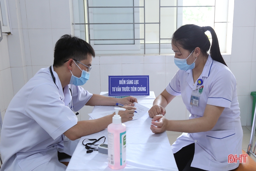 Cận cảnh những mũi tiêm vắc-xin phòng Covid-19 đầu tiên ở Hà Tĩnh