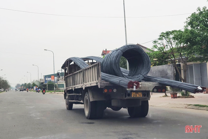 Bất an với xe chở sắt thép cồng kềnh trên nhiều tuyến đường ở Hà Tĩnh