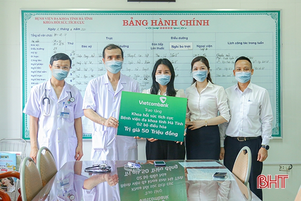 Vietcombank trao tặng máy điều hoà cho Bệnh viện Đa khoa Hà Tĩnh