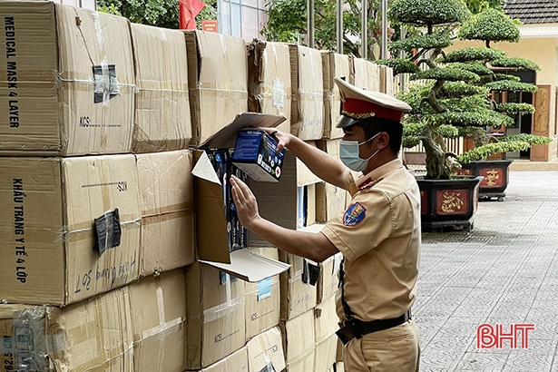 Hà Tĩnh: Bắt giữ xe tải chở 122.500 khẩu trang không rõ nguồn gốc xuất xứ