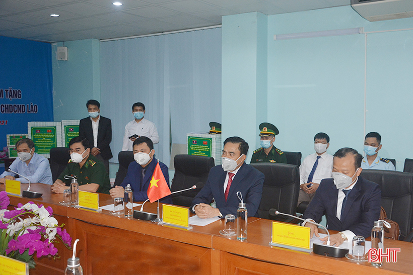 Hà Tĩnh trao tặng vật tư y tế phòng, chống dịch Covid-19 cho 2 tỉnh Bôlykhămxay và Khăm Muộn