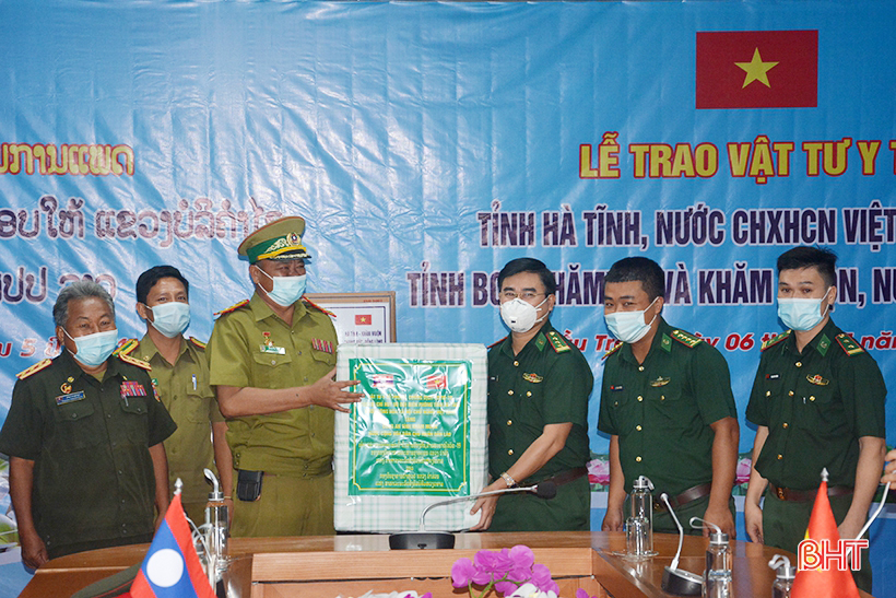Hà Tĩnh trao tặng vật tư y tế phòng, chống dịch Covid-19 cho 2 tỉnh Bôlykhămxay và Khăm Muộn