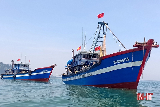 Bắt giữ 2 tàu giã cào khai thác hải sản sai vùng biển quy định ở Cẩm Xuyên