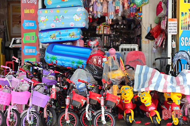 Các cửa hàng kinh doanh đồ chơi trẻ em ở TP Hà Tĩnh vắng khách dịp lễ 1/6