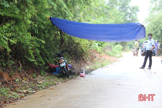 Hà Tĩnh: Đi gom rác thải, phát hiện thi thể người đàn ông bên vệ đường
