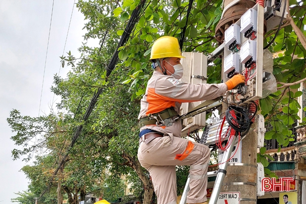 Điện lực thị xã Hồng Lĩnh đảm bảo an toàn lưới điện trong mùa mưa bão
