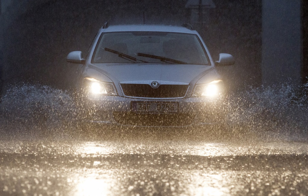 Những bộ phận trên ô tô phải kiểm tra thường xuyên khi đi xe trời mưa