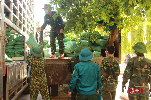 Can Lộc chở 60 tấn gạo vào hỗ trợ đồng bào miền Nam