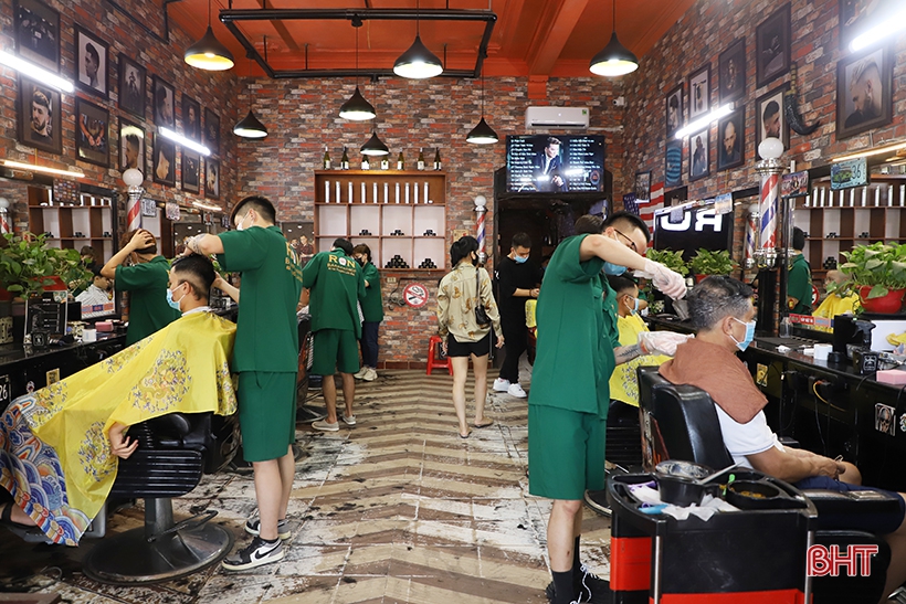 Từ 6h sáng 12/9, Hà Tĩnh mở cửa trở lại dịch vụ cắt tóc/spa, nhà hàng/quán cafe vẫn chỉ bán mang về