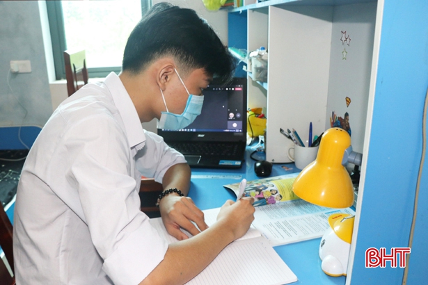 Học sinh Hà Tĩnh hào hứng từ những giờ học trực tuyến đầu tiên