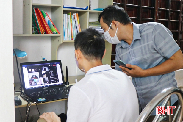 Học sinh Hà Tĩnh hào hứng từ những giờ học trực tuyến đầu tiên
