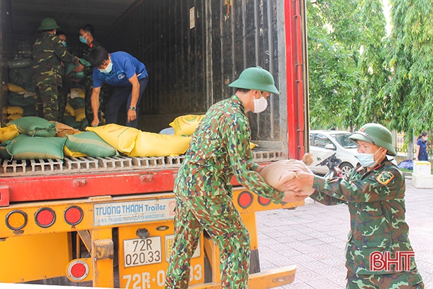 Can Lộc chuyển 30 tấn gạo vào ủng hộ người dân ở các tỉnh phía Nam