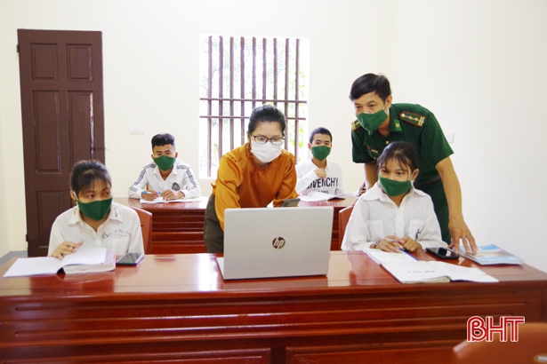 Phòng học trực tuyến cho con em dân tộc Chứt nơi bản Rào Tre