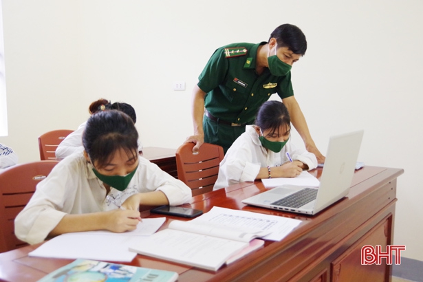 Phòng học trực tuyến cho con em dân tộc Chứt nơi bản Rào Tre