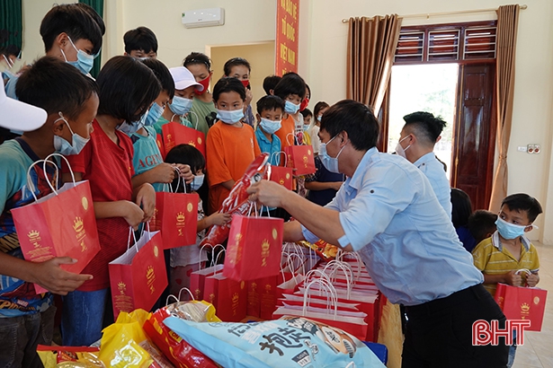 Formosa Hà Tĩnh trao quà Trung thu cho trẻ em mồ côi ở Hà Tĩnh
