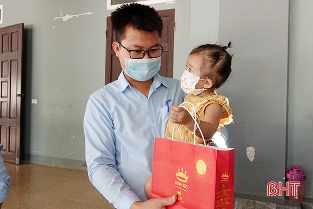 Formosa Hà Tĩnh trao quà Trung thu cho trẻ em mồ côi ở Hà Tĩnh