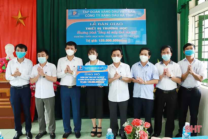 Công ty Xăng dầu Hà Tĩnh tài trợ máy tính cho một trường học ở Hương Sơn