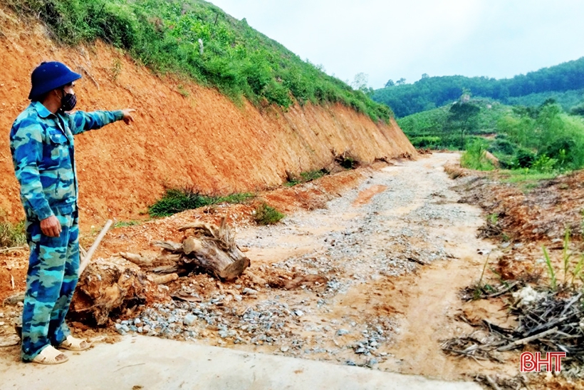 Sạt lở đường đang thi công, mương dẫn nước ở Vũ Quang bị bồi lấp hoàn toàn