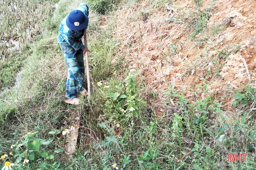 Sạt lở đường đang thi công, mương dẫn nước ở Vũ Quang bị bồi lấp hoàn toàn