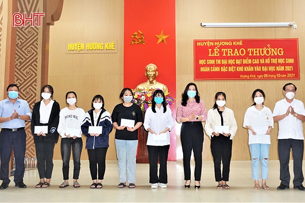 Hương Khê khen thưởng, hỗ trợ 57 em trúng tuyển đại học điểm cao, hoàn cảnh khó khăn