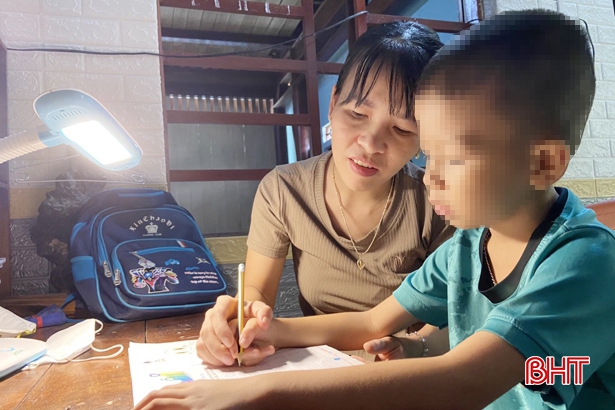 Hành trình hơn 4 năm cùng con chiến đấu với chứng tự kỷ của bà mẹ ở Hà Tĩnh