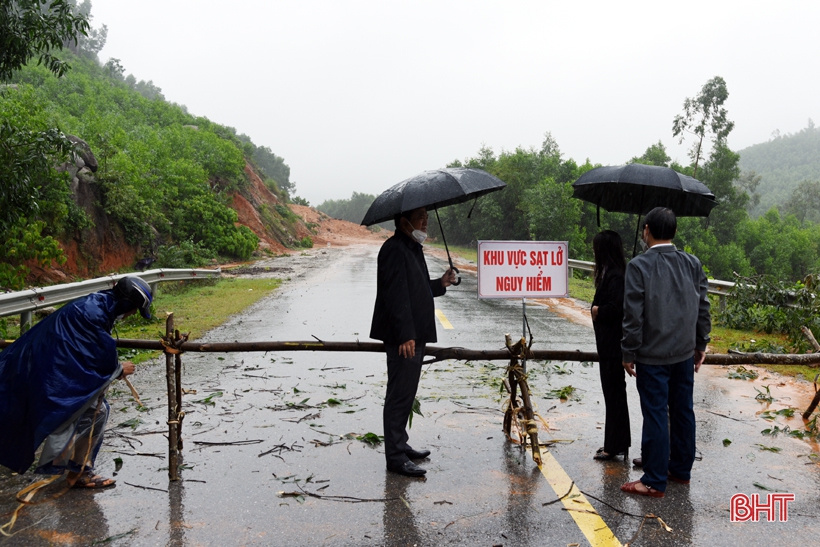 Sạt lở núi, đường Thạch Khê - Vũng Áng, tỉnh lộ 551 ở huyện Kỳ Anh không thể lưu thông