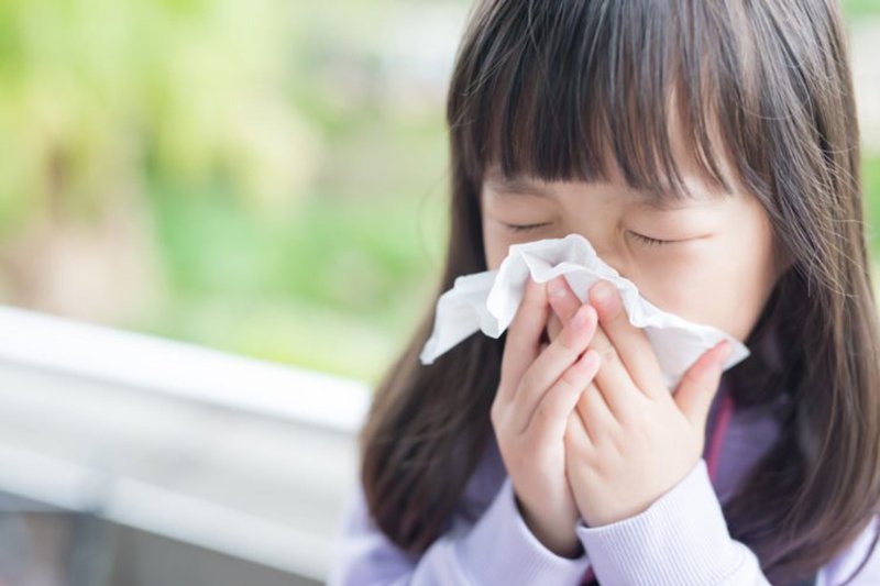 Cảm lạnh và cúm mùa ở trẻ: Phân biệt và dùng thuốc như thế nào?