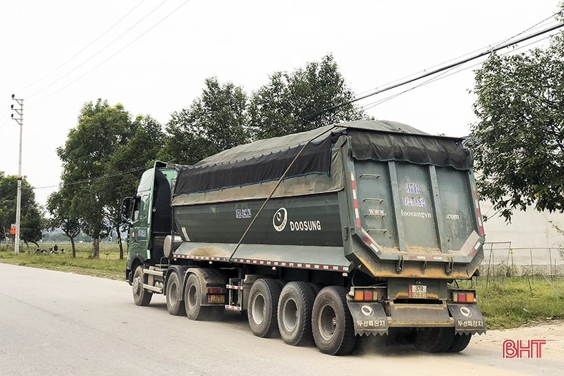 Sau xe container, đến lượt xe cơi nới thành thùng “tung hoành” trên Tỉnh lộ 552