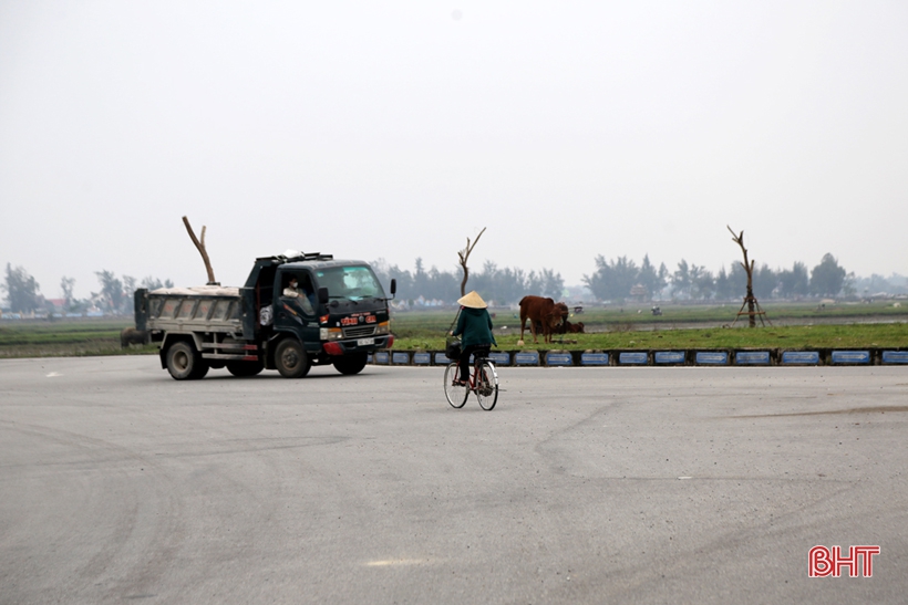Giao thông lộn xộn, tiềm ẩn tai nạn khi người dân đi tắt qua vòng xuyến ở Lộc Hà