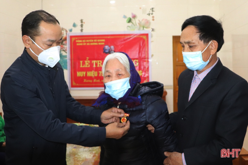 Đảng viên đầu tiên ở Vũ Quang nhận Huy hiệu 75 năm tuổi Đảng