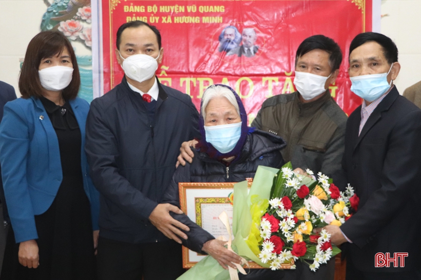 Đảng viên đầu tiên ở Vũ Quang nhận Huy hiệu 75 năm tuổi Đảng