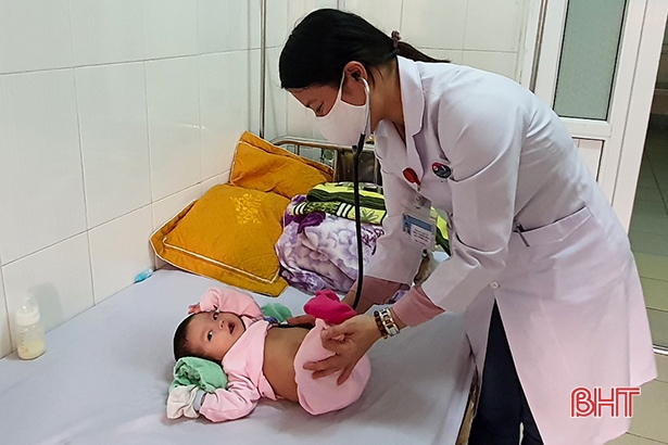 Thời tiết thất thường, nhiều trẻ nhỏ ở Hà Tĩnh phải nhập viện