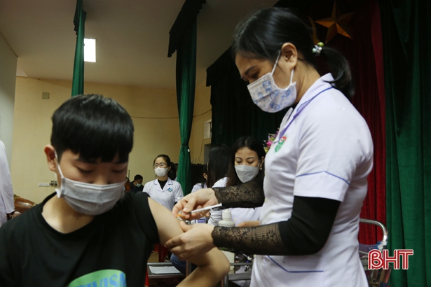 Hơn 35 ngàn người từ 16 đến dưới 18 tuổi trên địa bàn Hà Tĩnh sẽ hoàn thành tiêm vắc-xin mũi 2 trước ngày 25/12