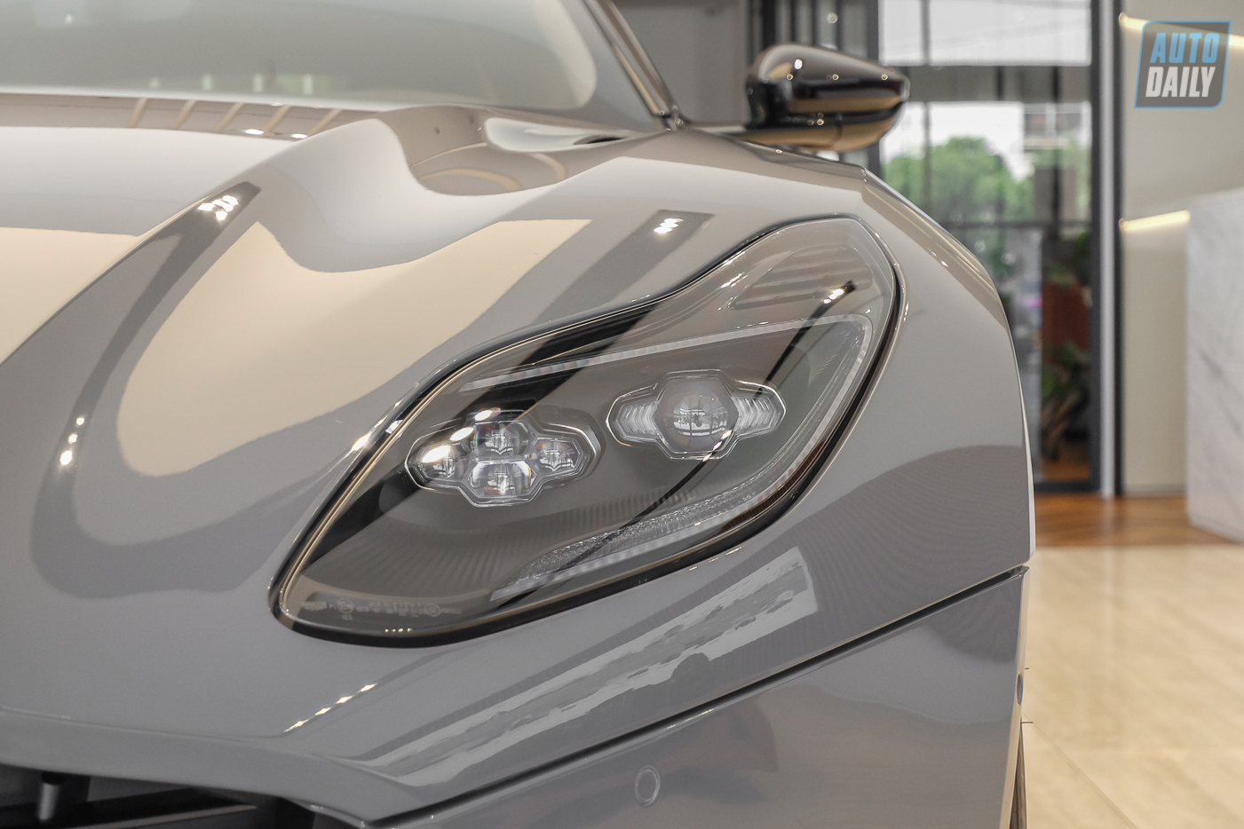 Soi chi tiết Aston Martin DB11 V8 có giá bán hơn 17 tỷ đồng tại Việt Nam