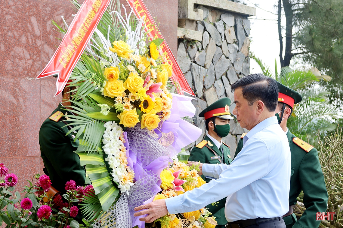 Đoàn công tác Trung ương dâng hương các địa chỉ đỏ tại Hà Tĩnh