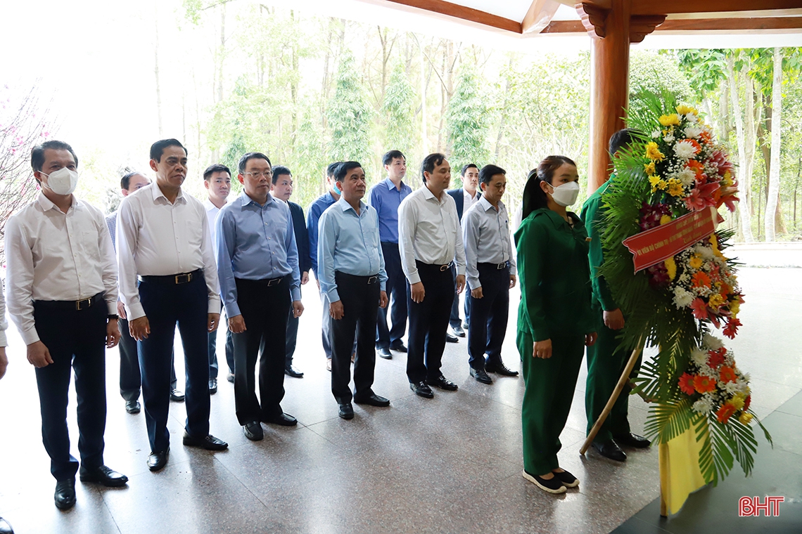 Đoàn công tác Trung ương dâng hương các địa chỉ đỏ tại Hà Tĩnh