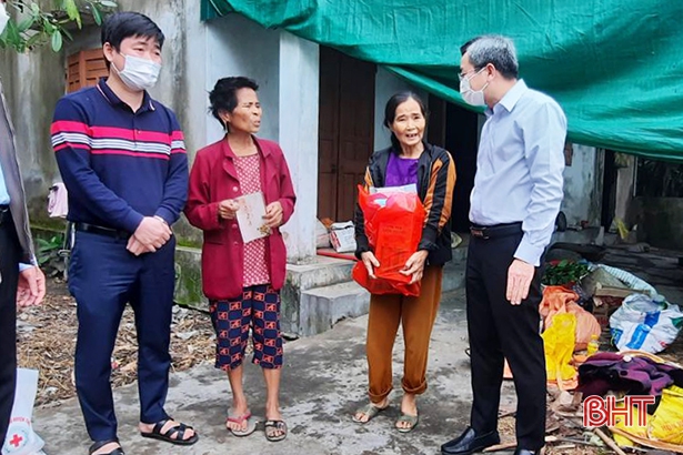 Công đoàn cơ quan Văn phòng UBND tỉnh trao quà tết cho người nghèo các địa phương