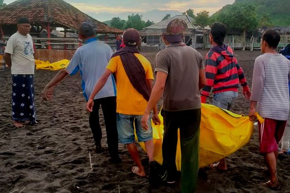 Indonesia: 10 người thiệt mạng vì sóng biển cuốn trôi khi đang thiền