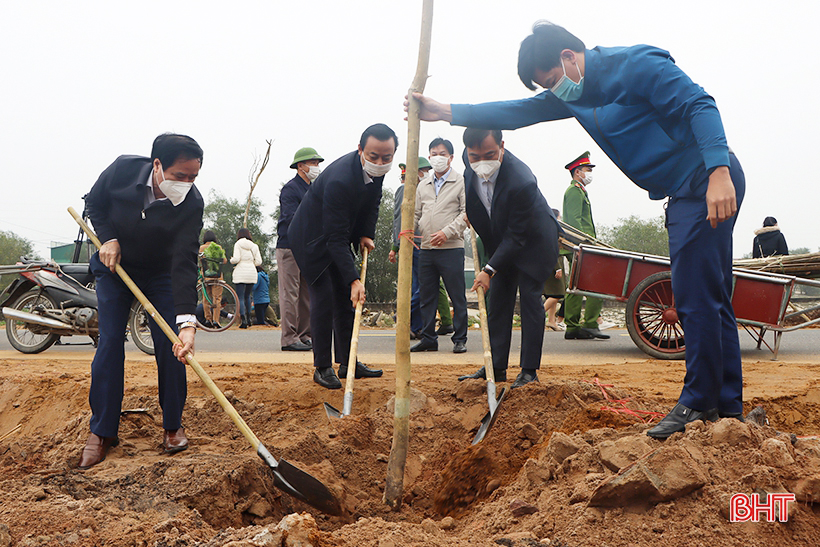 Các địa phương Hà Tĩnh sôi nổi ra quân trồng cây đầu xuân